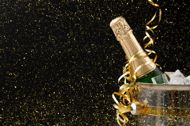 bottiglia di champagne in un secchio su backgroud scuro. spazio di copia - champagne celebration glass black foto e immagini stock