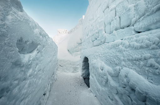 Walls in snow labirinth