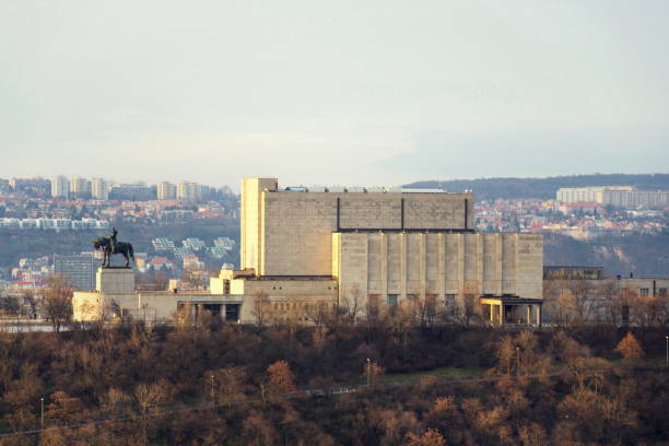 gefiltert reiterstandbild am nationaldenkmal vitkov, prag, tschechische republik - vitkov stock-fotos und bilder