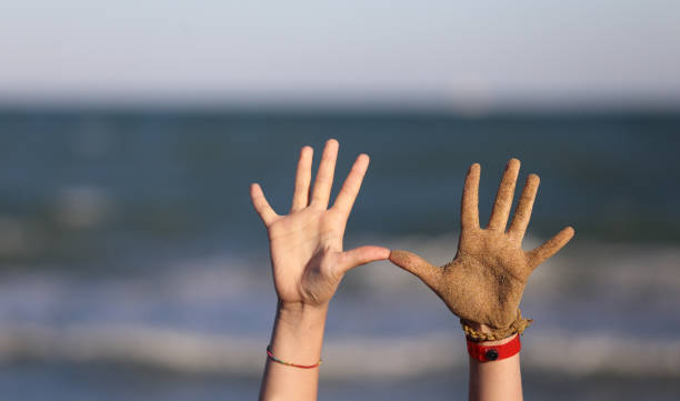 Greetings with the two hands of the child with ten fingers