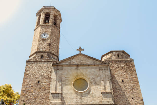 fassade der kirche von saint vincent de sarria in barcelona - christian quarter stock-fotos und bilder