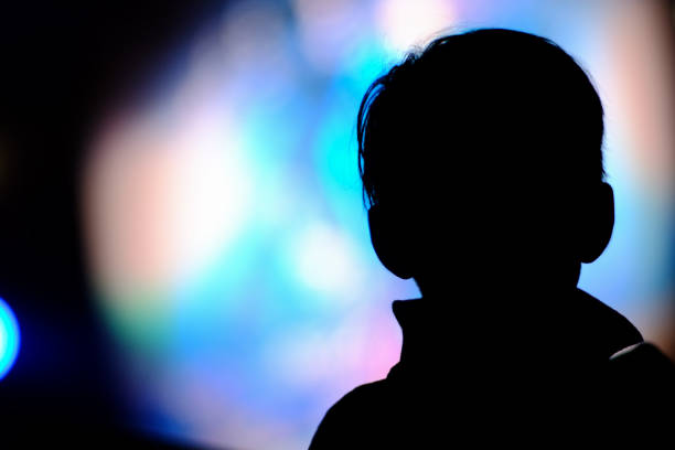 lateinische junge silhouette - innenraum gegenlicht teenager dunkel rücken stock-fotos und bilder