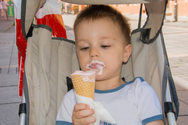 little boy comer helados - ice cream licking little boys ice cream cone fotografías e imágenes de stock