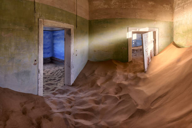 abandonou a casa cheia de areia no fantasma cidade de kolmanskop, namíbia - luderitz city - fotografias e filmes do acervo