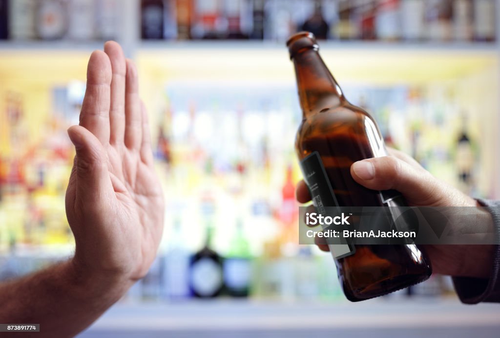 Mano rechaza alcohólicas cerveza de la bebida - Foto de stock de Bebida alcohólica libre de derechos