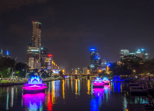 fleuve yarra à melbourne - australia office building melbourne skyline photos et images de collection