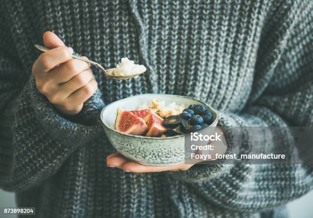 모직 스웨터 코코넛 죽 먹는 여자 겨울에 대한 스톡 사진 및 기타 이미지 - 겨울, 건강한 식생활, 건강한 생활방식