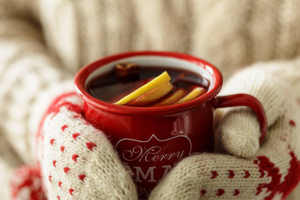 vin brulè caldo in tazza rossa - punch foto e immagini stock