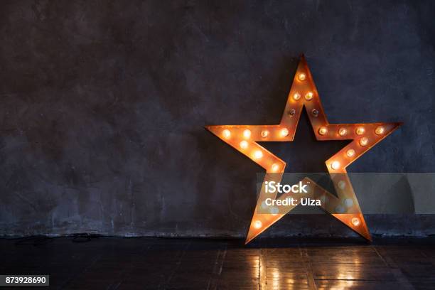 Dekorative Sterne Mit Lampen Auf Dem Hintergrund Der Wand Moderne Trashigen Interieur Stockfoto und mehr Bilder von Stern - Form