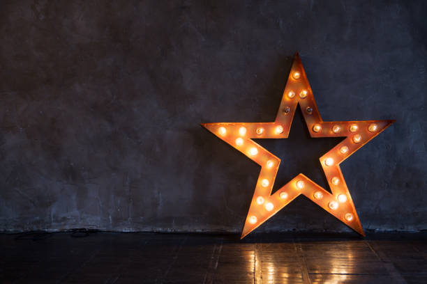 estrella decorativa con lámparas sobre un fondo de pared. moderno interior grungy - arte cultura y espectáculos fotos fotografías e imágenes de stock