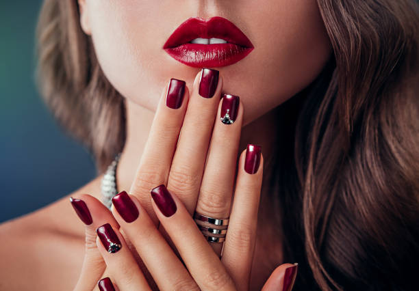 赤い唇とマニキュアの美しい女性 - ネイル ストックフォトと画像