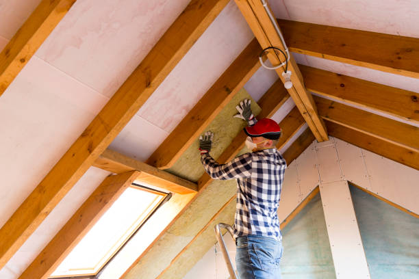 mann, thermische dach dämmschicht installieren - mit mineralwolle-platten. dachboden renovierung und dämmung konzept - insulation roof attic home improvement stock-fotos und bilder