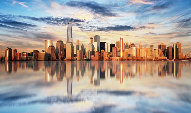 ciudad de nueva york al atardecer, bajo manhattan - lower manhattan skyline new york city city fotografías e imágenes de stock