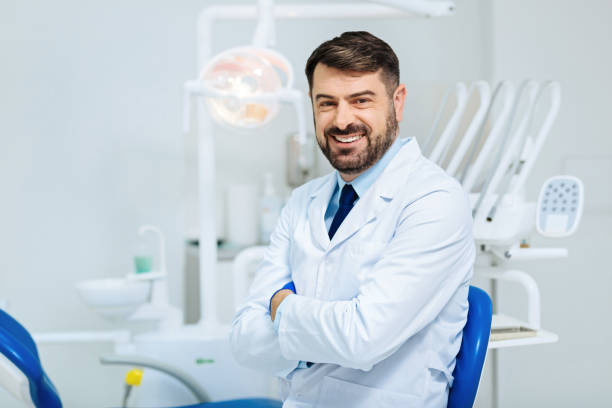 sguardo gentile di dentista professionista - dentista foto e immagini stock