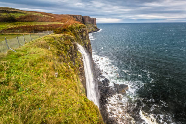 kilt rock auf isle of skye in schottland - long exposure rock cloud sky stock-fotos und bilder