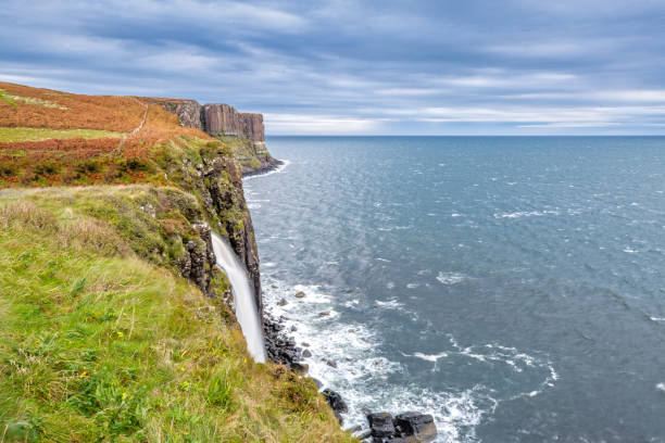 kilt rock auf isle of skye in schottland - long exposure rock cloud sky stock-fotos und bilder