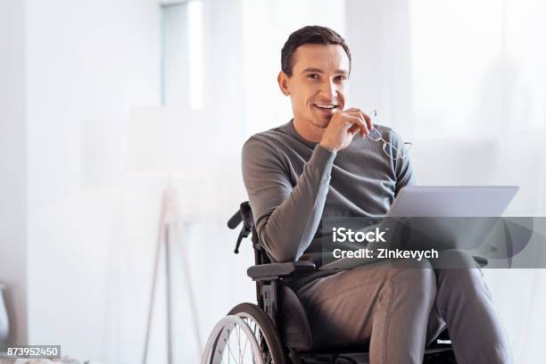 Positivo Encantado Hombre Discapacitado Mirando Adelante Foto de stock y más banco de imágenes de Silla de ruedas