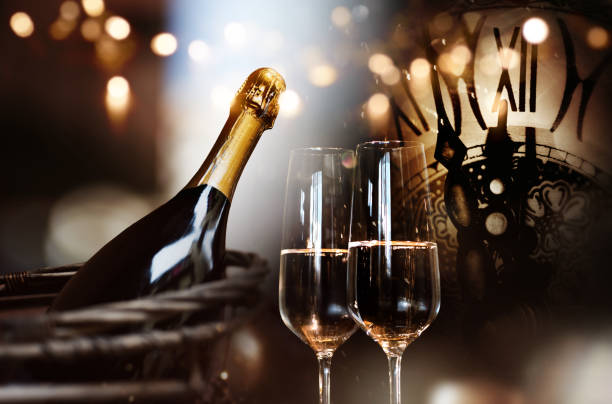 congratulazioni per il nuovo anno con champagne e orologio - finishing the end still life nobody foto e immagini stock