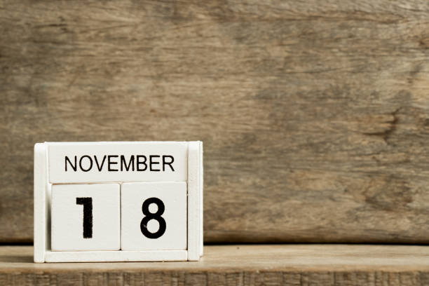 белый блок календарь настоящей даты 18 и месяц ноября на лесном фоне - national holiday celebration event party calendar стоковые фото и изображения