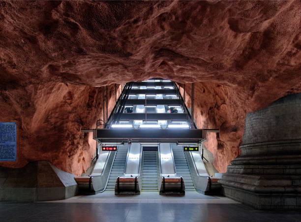 escaleras mecánicas de la estación de metro de rådhuset en estocolmo, suecia - kungsholmen fotografías e imágenes de stock