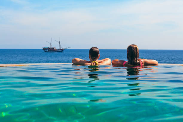 отдых в бесконечном бассейне с видом на море - cruise ship cruise beach tropical climate стоковые фото и изображения