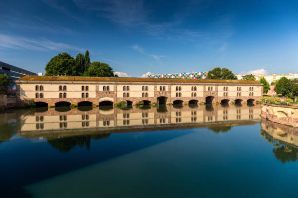 青空の下で中世の橋、アルザス、フランスのストラスブールで弾幕ヴォーバン。 - covered bridge ストックフォトと画像