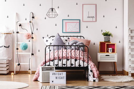 Dormitorio infantil pastel con alfombras photo