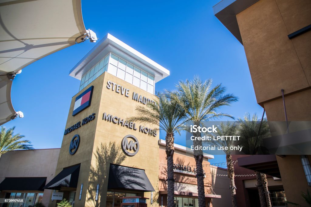 Las Vegas Premium Outlets Stock Photo - Download Image Now - Las Vegas,  Outlet Store, Business Finance and Industry - iStock