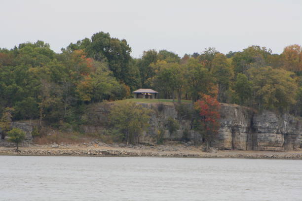 cave-in-rock state park - ohio river valley stock-fotos und bilder