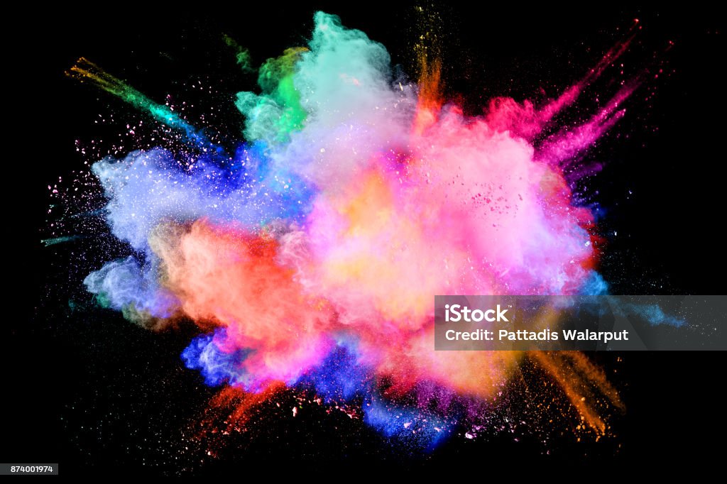 Nuage de projections de poudre multicolore isolé sur fond noir - Photo de Multicolore libre de droits