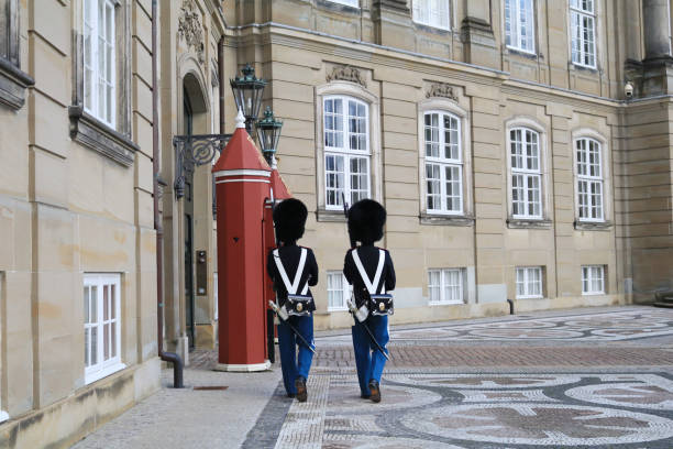 два солдата, дворцовая гвардия, королевская гвардия в амалиенборге копенгаген, дания - danish currency стоковые фото и изображения