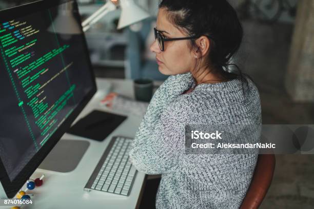 Junge Frau In Ihrem Homeoffice Programmierung Stockfoto und mehr Bilder von Programmierer - Programmierer, Code, Computersprache