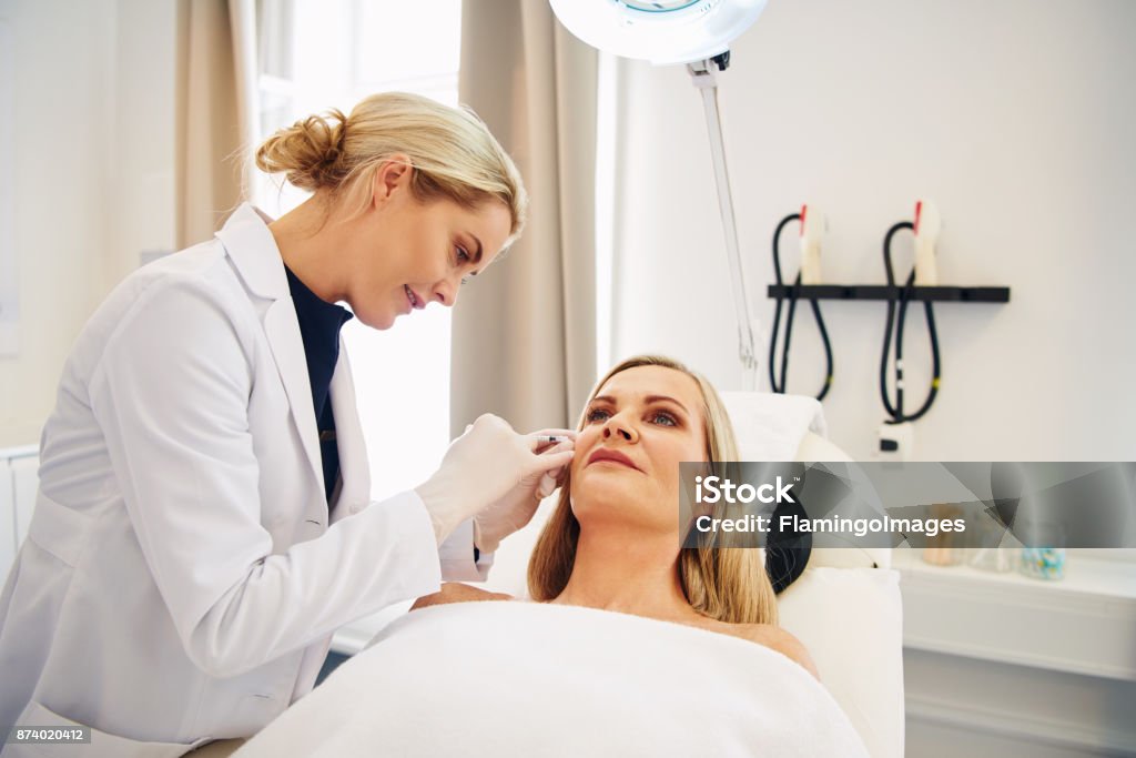 Arzt Botox-Injektionen auf eine ältere Client Gesicht zu tun - Lizenzfrei Dermatologie Stock-Foto