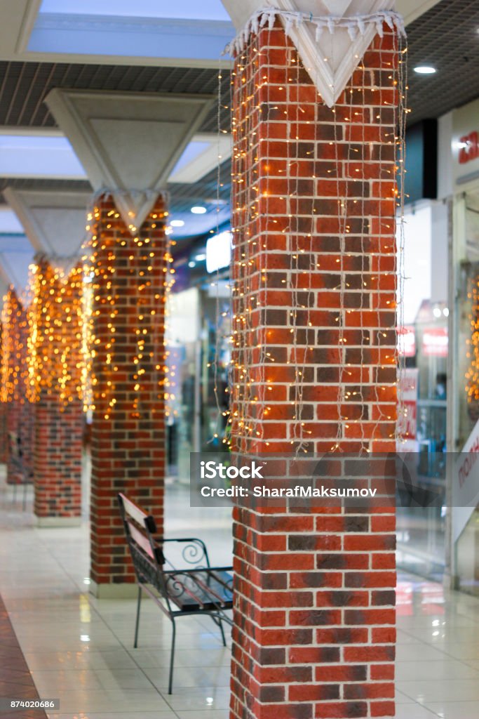 Dekorasi Natal Kolom Dekorasi Natal Kolom Bata Di Mal Foto Stok - Unduh Gambar Sekarang - Batu bata - Bahan bangu, Dalam ruangan, Dekorasi - Objek buatan - iStock