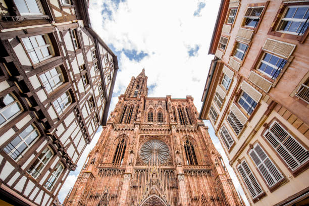 ville de strasbourg en france - strasbourg france cathedrale notre dame cathedral europe photos et images de collection