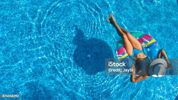 Vista Aerea Della Bellissima Ragazza In Piscina Dallalto Rilassati A Nuotare Sulla Ciambella Gonfiabile E Divertiti In Acqua Durante Le Vacanze In Famiglia - Fotografie stock e altre immagini di Famiglia