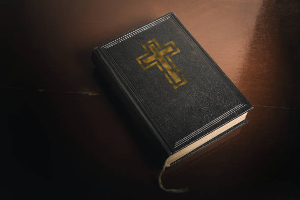 bíblia sagrada  - bible old book library - fotografias e filmes do acervo