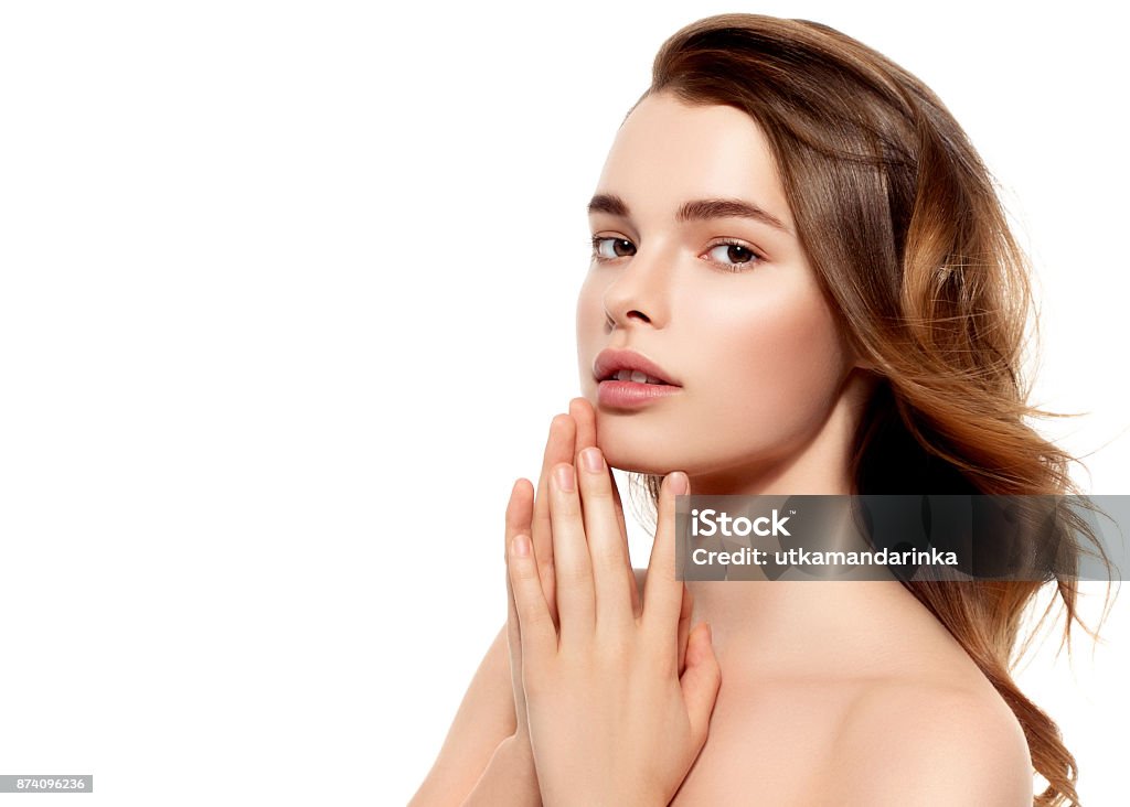 Retrato de mujer morena hermosa con sana Hair.Clear fresco Skin.Smiling chica aislada en un modelo de Background.Skincare.Spa.Beauty blanco. - Foto de stock de Mujeres libre de derechos