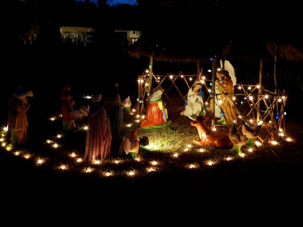 рождественская вертеп сцена - praying figurine people men стоковые фото и изображения