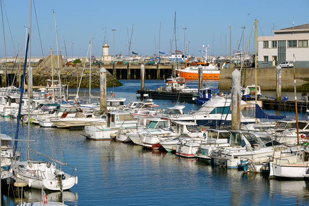 Port of La Turballe in France Marina of La Turballe, a commune in the Loire-Atlantique department in western France. sailboat mast stock pictures, royalty-free photos & images