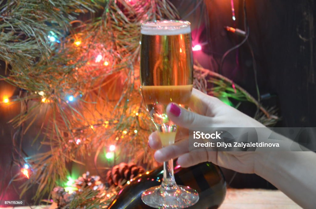 două pahare de șampanie pe fundalul de șampanie. Brad de Crăciun cu luminițe de Crăciun. Anul Nou și Crăciunul. Cutii de cadouri legate cu arcuri - Fotografie de stoc Felicitare fără redevențe două pahare de șampanie pe fundalul de șampanie. Brad de Crăciun cu luminițe de Crăciun. Anul Nou și Crăciunul. Cutii de cadouri legate cu arcuri - Fotografie de stoc Felicitare fără redevențe