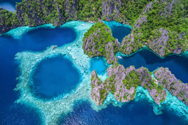 coron, palawan, filipinas, vista aérea de hermosas lagunas y acantilados de piedra caliza - philippines fotografías e imágenes de stock