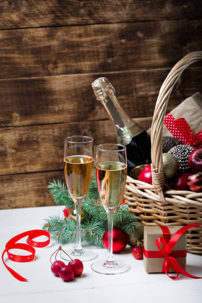 cesto di natale con bicchieri di champagne, concept di festa di capodanno - gift apple ribbon fruit foto e immagini stock