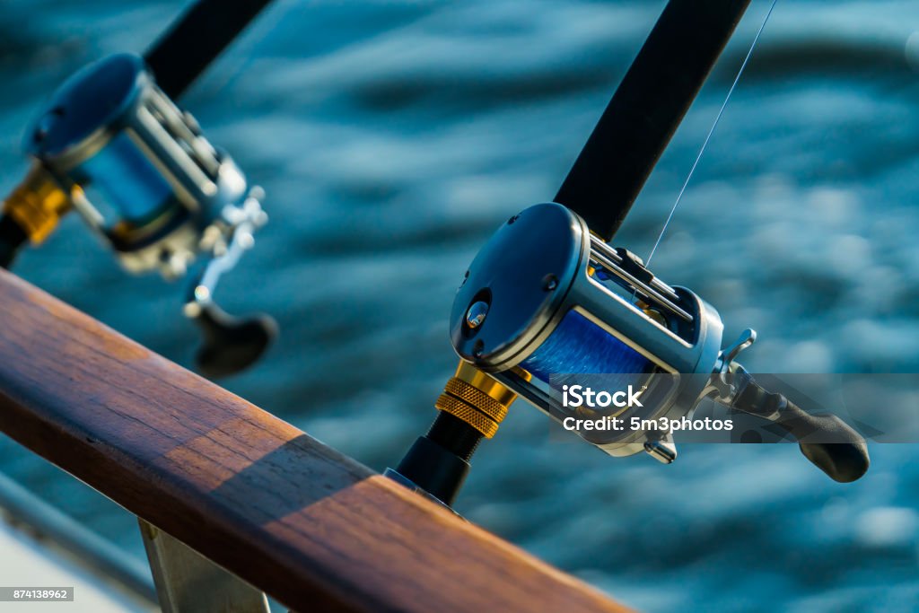 Caña y carrete en barco - Foto de stock de Pescar libre de derechos