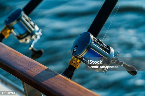 Caña Y Carrete En Barco Foto de stock y más banco de imágenes de Pescar - Pescar, Pesca en el mar, Mar