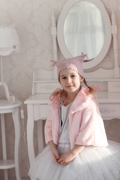 istock Little girl and clock 874139824