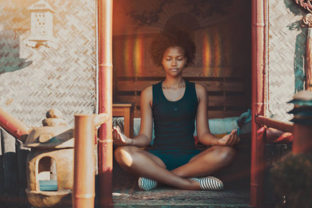 czarna dziewczyna osiągnęła nirwanę podczas medytacji - zen like women temple meditating zdjęcia i obrazy z banku zdjęć