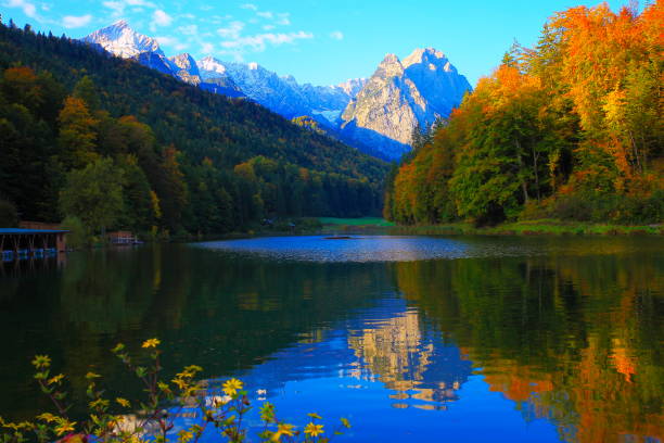 beuty w przyrodzie: riessersee alpejskie turkusowe jezioro z odbiciem na złotym wschodzie słońca, z widokiem zugspitze, waxenstein i alpspitze, dramatyczne alpy bawarskie - majestatyczny krajobraz alpejski jesienią, ośnieżone góry – garmisch, bawa - waxenstein zdjęcia i obrazy z banku zdjęć