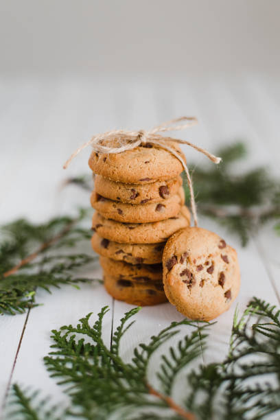 pila de galletas de chispas de chocolate con decoraciones de la navidad - christmas tree decorations indoors selective focus arrangement fotografías e imágenes de stock