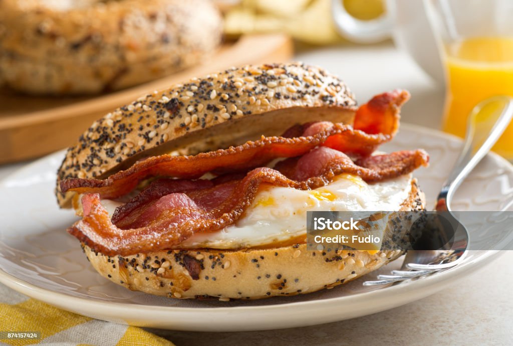 Bagel per la colazione - Foto stock royalty-free di Pancetta affumicata